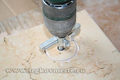 Отверстия в плитке при помощи балеринки (вращающегося сверла)
