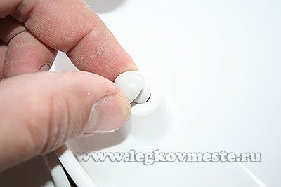 Вставляем вкладыши в крышку унитаза Вставляем вкладыши в крышку унитаза