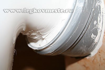 Герметизируем место соединения унитаза с канализацией Герметизируем место соединения унитаза с канализацией