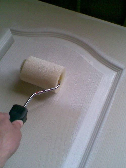 Как перекрасить дверь покрытую лаком