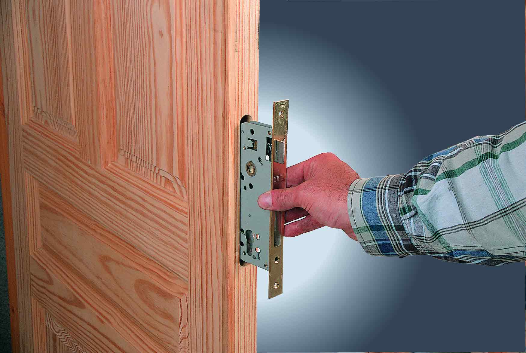 Как покрасить деревянные двери? Инструкция, секреты и правила
