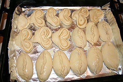 Пирожки плюшки перед выпеканием
