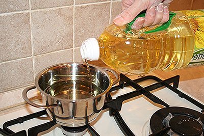 Наливаем масло для жарки хвороста