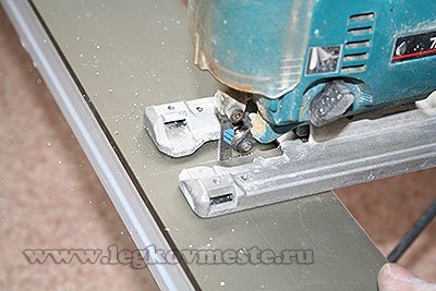 Резка металлической направляющей для шкафа-купе