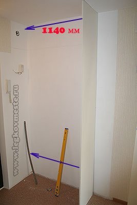 Разметка стены и монтаж вертикальной стенки шкафа