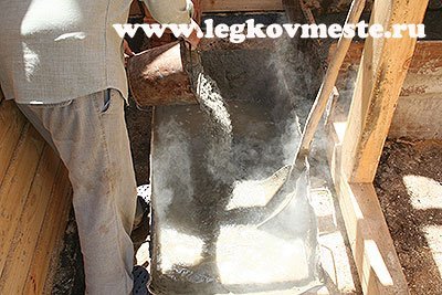 Приготовление бетона, засыпаем цемент