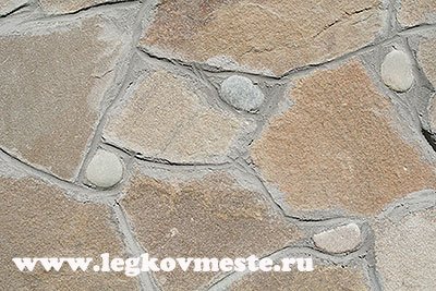 Вставляем морские шлифованные камни для красоты отделки фасада камнем