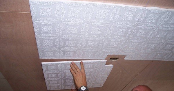 как правильно клеить потолочную плитку