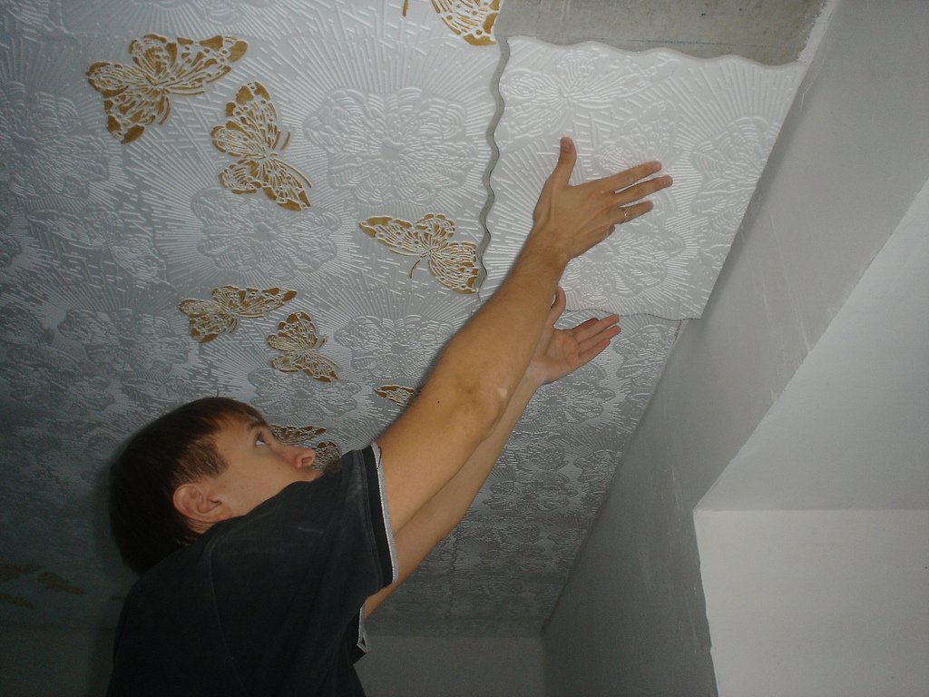 как обновить потолок оклеенный обоями
