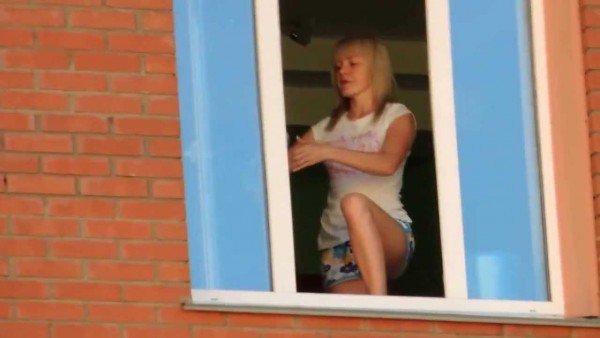 девушка моет пластиковое окно