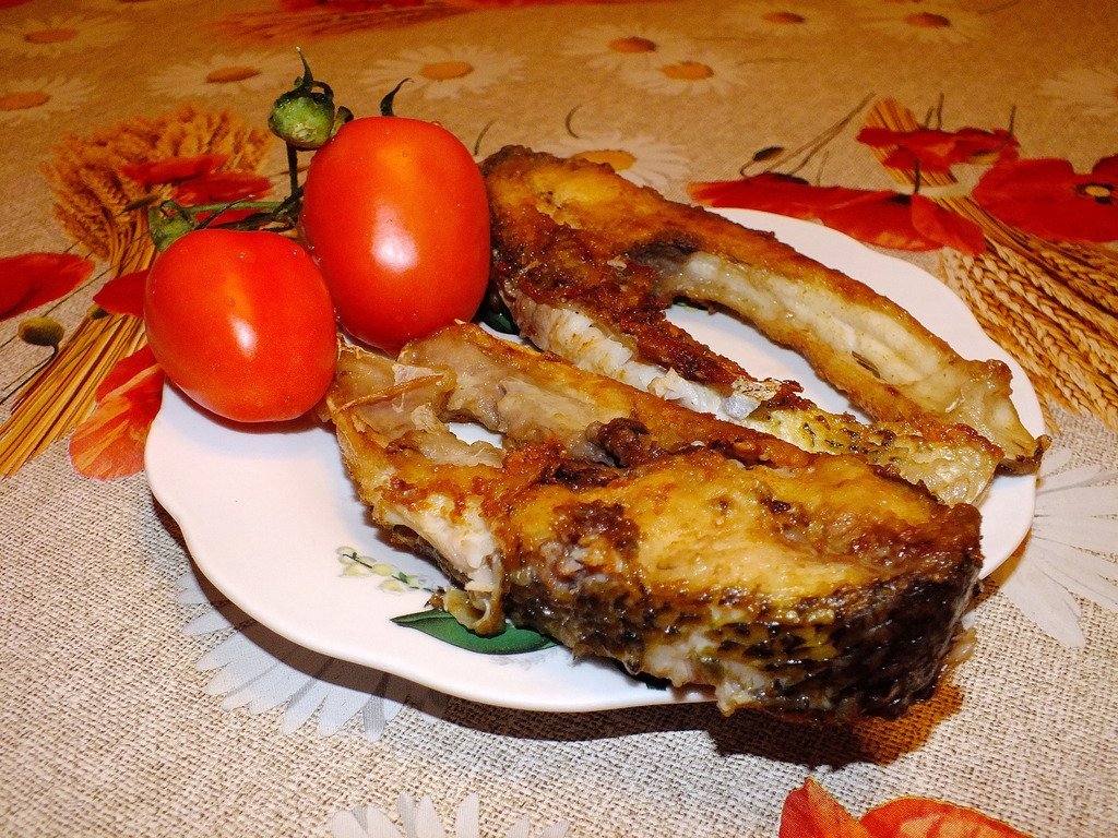 жареный на сковороде лещ
