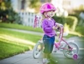 девочка с двухколёсным велосипедом