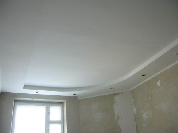 Правильно покрашенный качественной водоэмульсионной краской гипсокартонный потолок