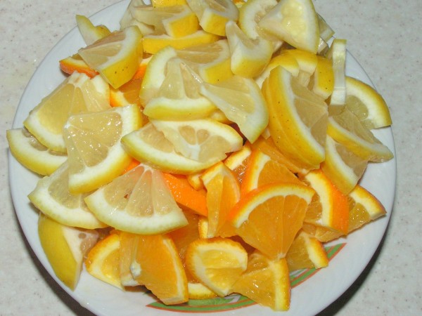 нарезанные апельсины и лимоны