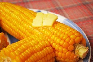 Початки варёной кукурузы со сливочным маслом