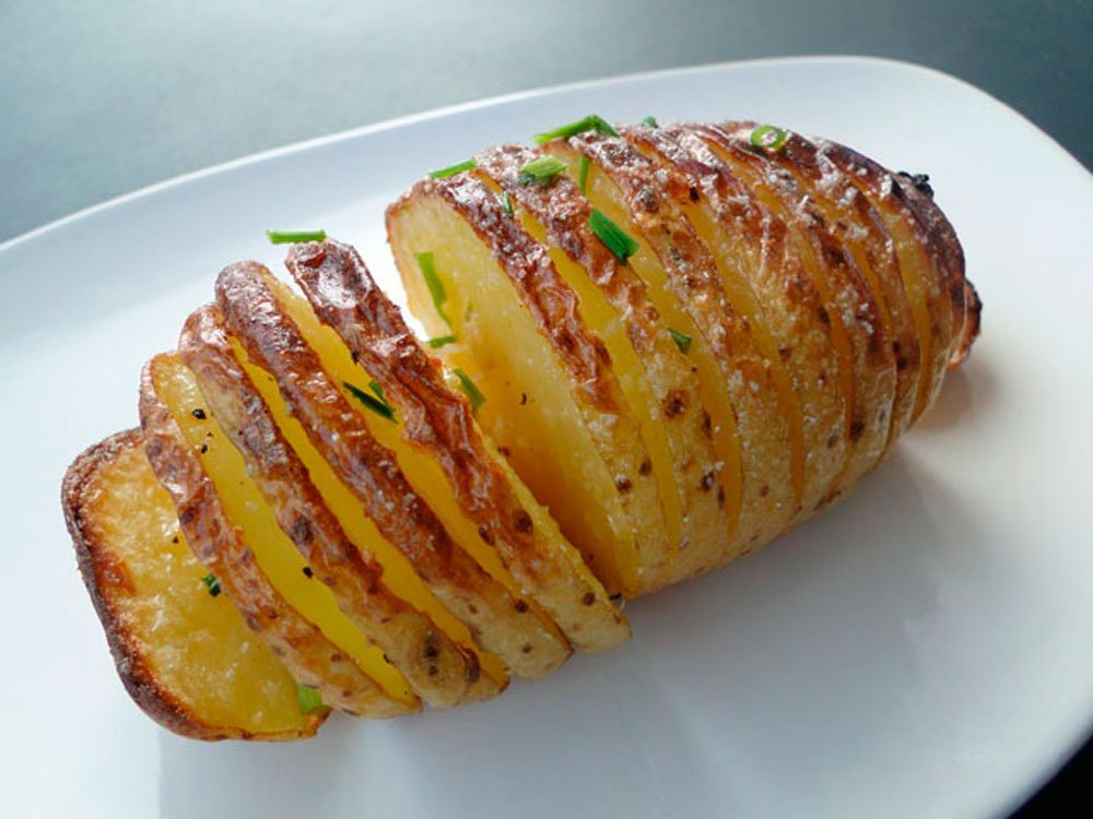 Картофель, запеченный в духовке в фольге с салом