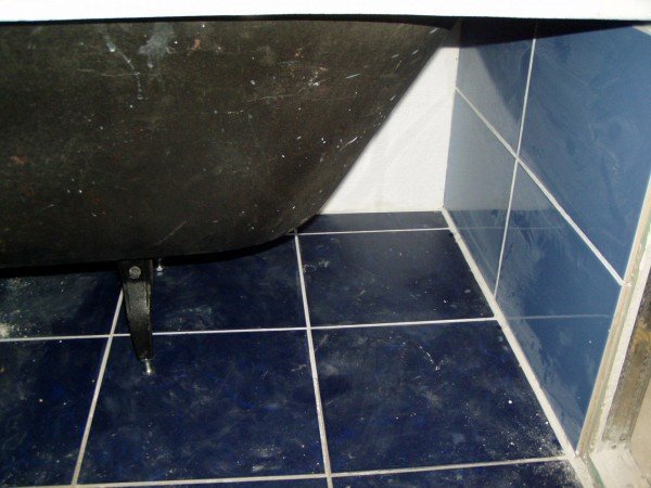 плитка на полу в ванной