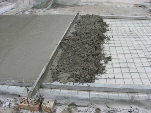 Заливка бетона по маякам