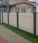 Декоративный деревянный забор с бетонными опорами
