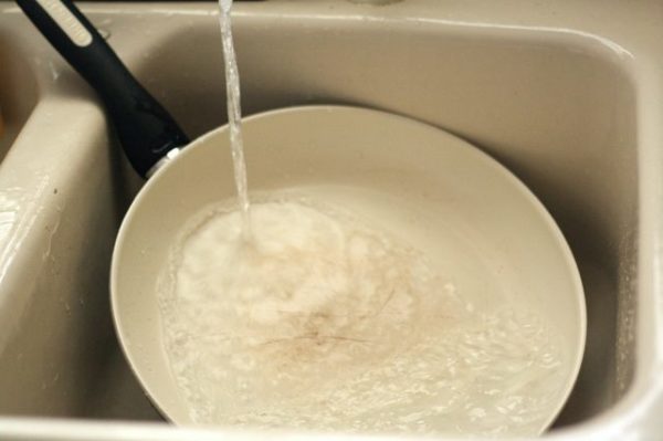 Наполнение сковороды водой