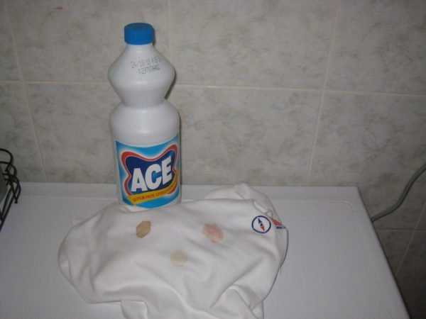 Белая футболка и бутылка «Ас»