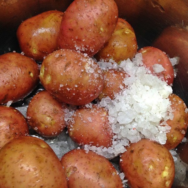 чистка молодого картофеля солью