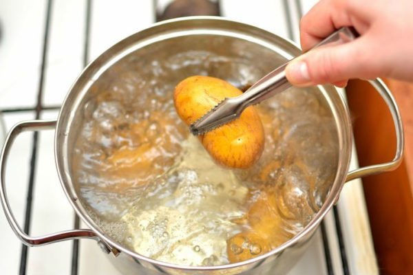 извлечение картофеля из кипящей воды
