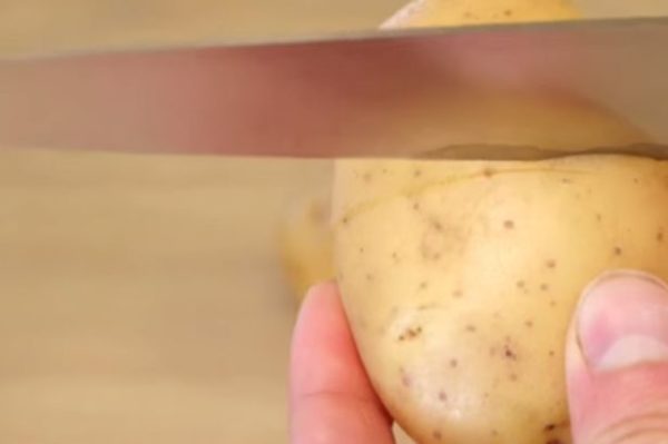 выполнение кругового надреза на сыром картофеле