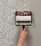 Украшение поверхности печи при помощи валика с рисунком