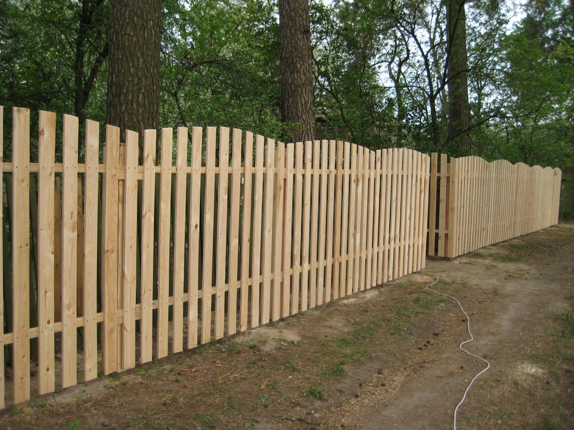 Сделать забор на даче цена. Штакетник 25*50*1500. Забор из штакетника деревянного. Ограждение из штакетника деревянного. Забор штакетник деревянный.