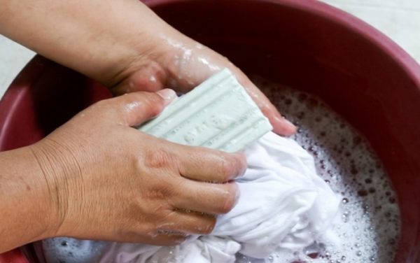 Как отстирывают пятна с помощью мыла