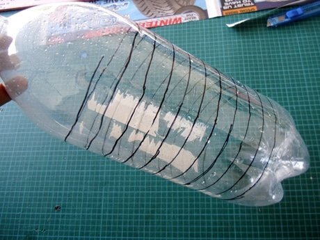 Бутылка с нарисованной по окружности спиралью