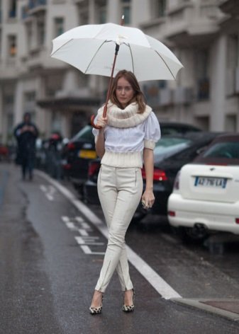 Девушка с белым зонтом