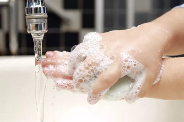 отмыть руки мылом