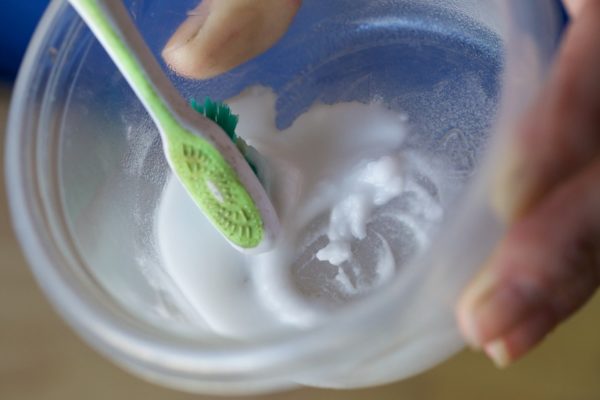 Соду с водой смешивают зубной щёткой