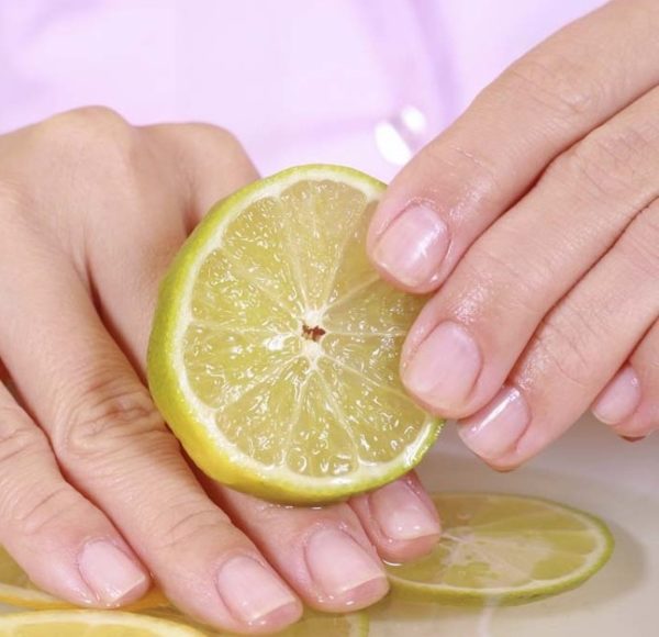 Кусочком лимона протирают пальцы рук
