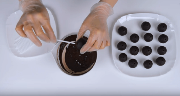 Кейк-попсы в шоколадной глазури