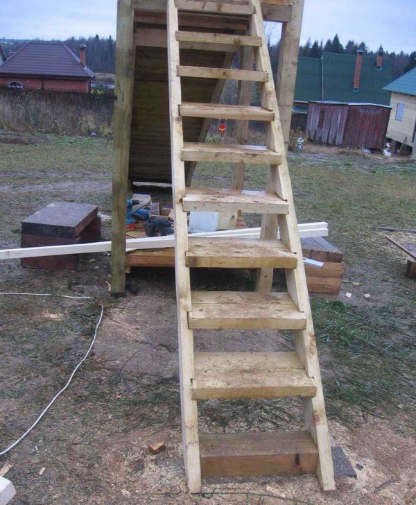 Лестница деревянной горки