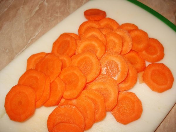 Нарезанная кружками морковь
