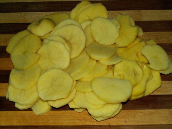 Нарезанная ломтиками картошка