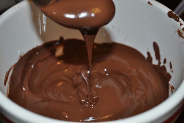 Растопленный шоколад со сливками