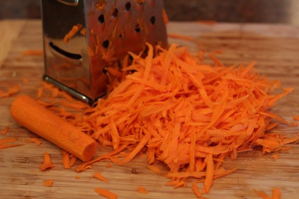 Тёртая морковь рядом с тёркой