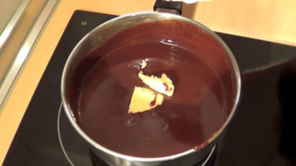 Растопленный шоколад и сливочное масло в кастрюле