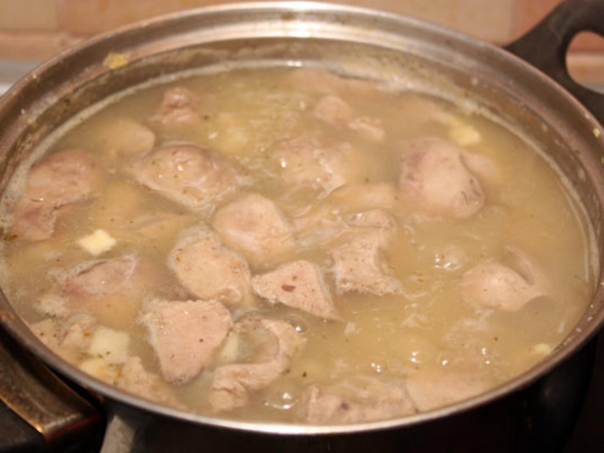 Суп из куриной печени. Печеночный суп. Суп из свиной печени. Суп из куриной печени рецепт.