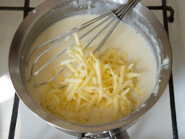 Кастрюля с соусом и тёртым сыром