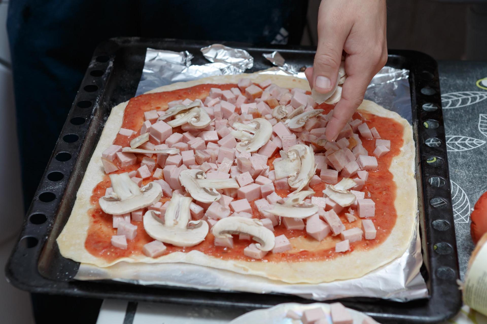 Нарезка ингредиентов для пиццы