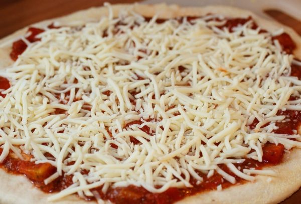Основа для пиццы, посыпанная сыром