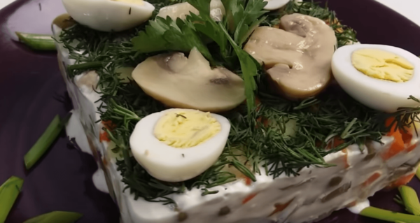Салат Оливье с ломтиками яиц и грибов
