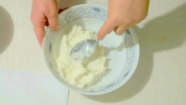 Сметана, йогурт и сыр в миске