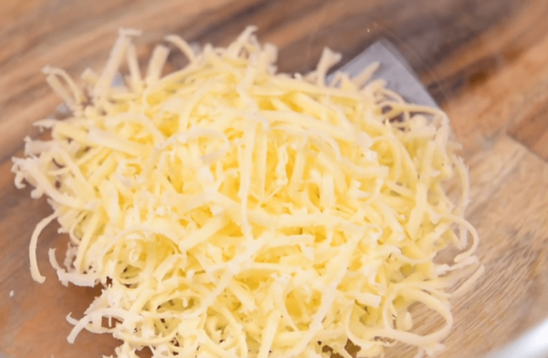 Тертый сыр в миске